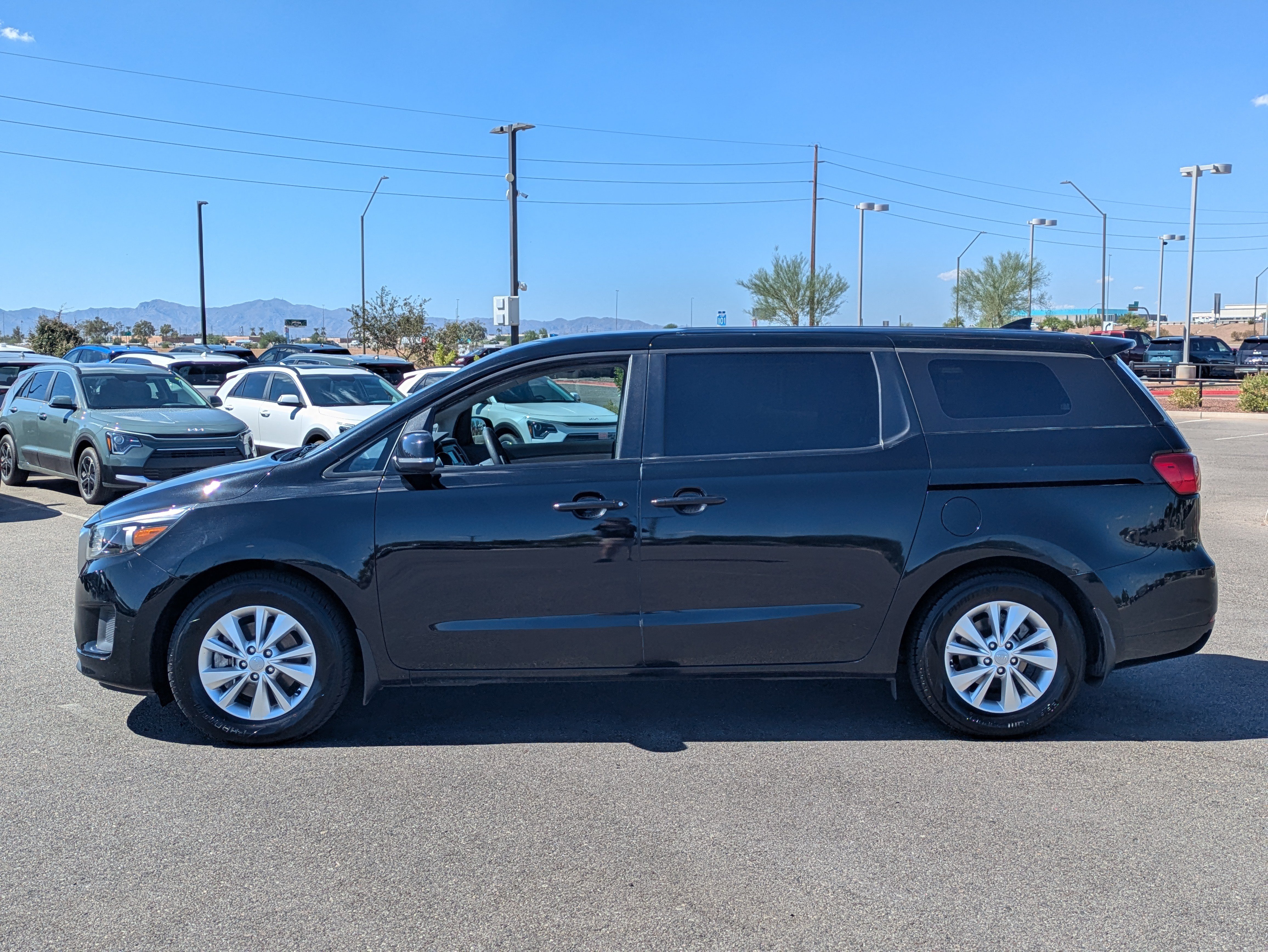 Used 2017 Kia Sedona L FWD image 2