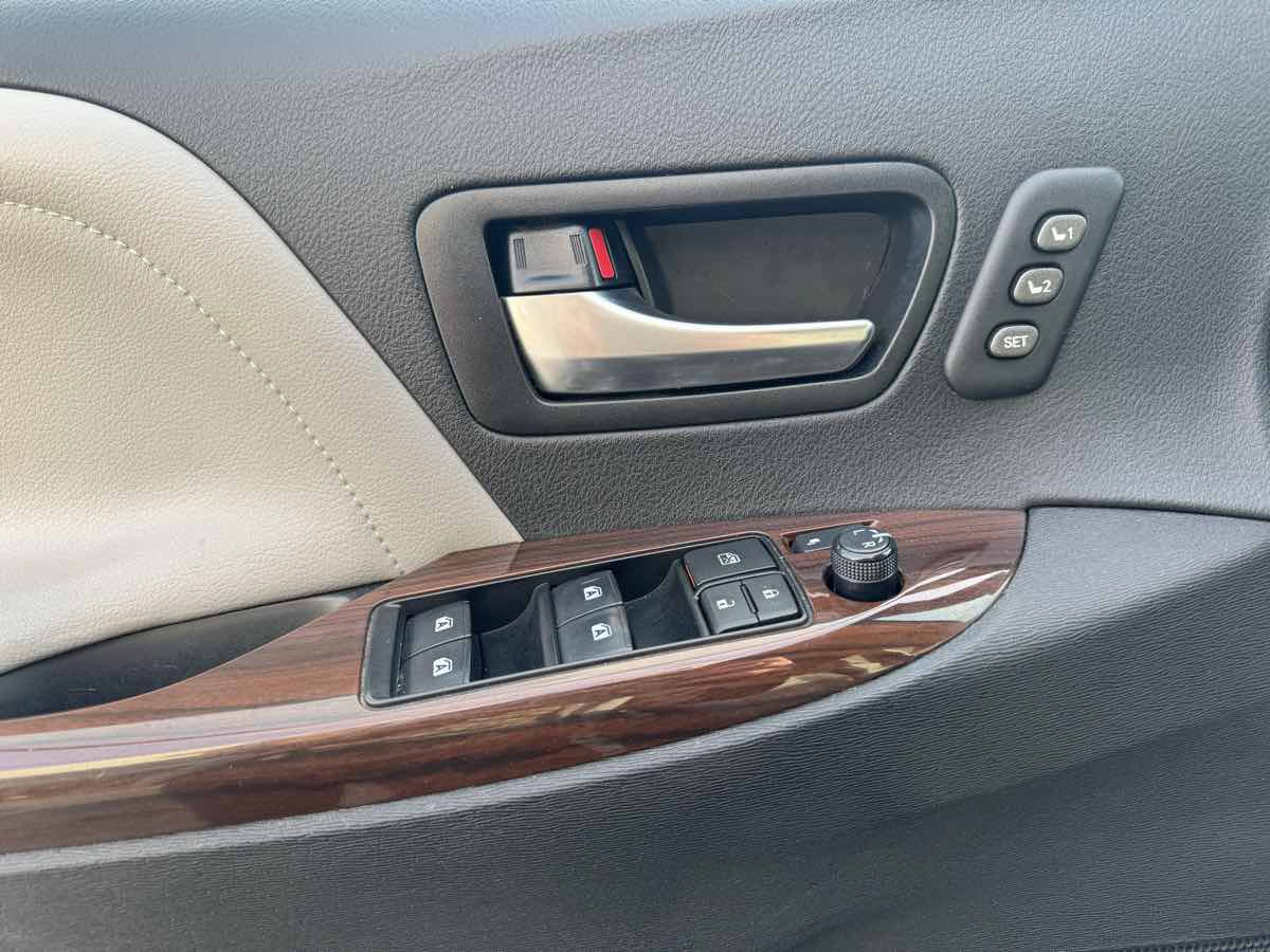 Used 2020 Toyota Sienna Limited Premium w/ Carpet Mat Package AWD/4WD image 15