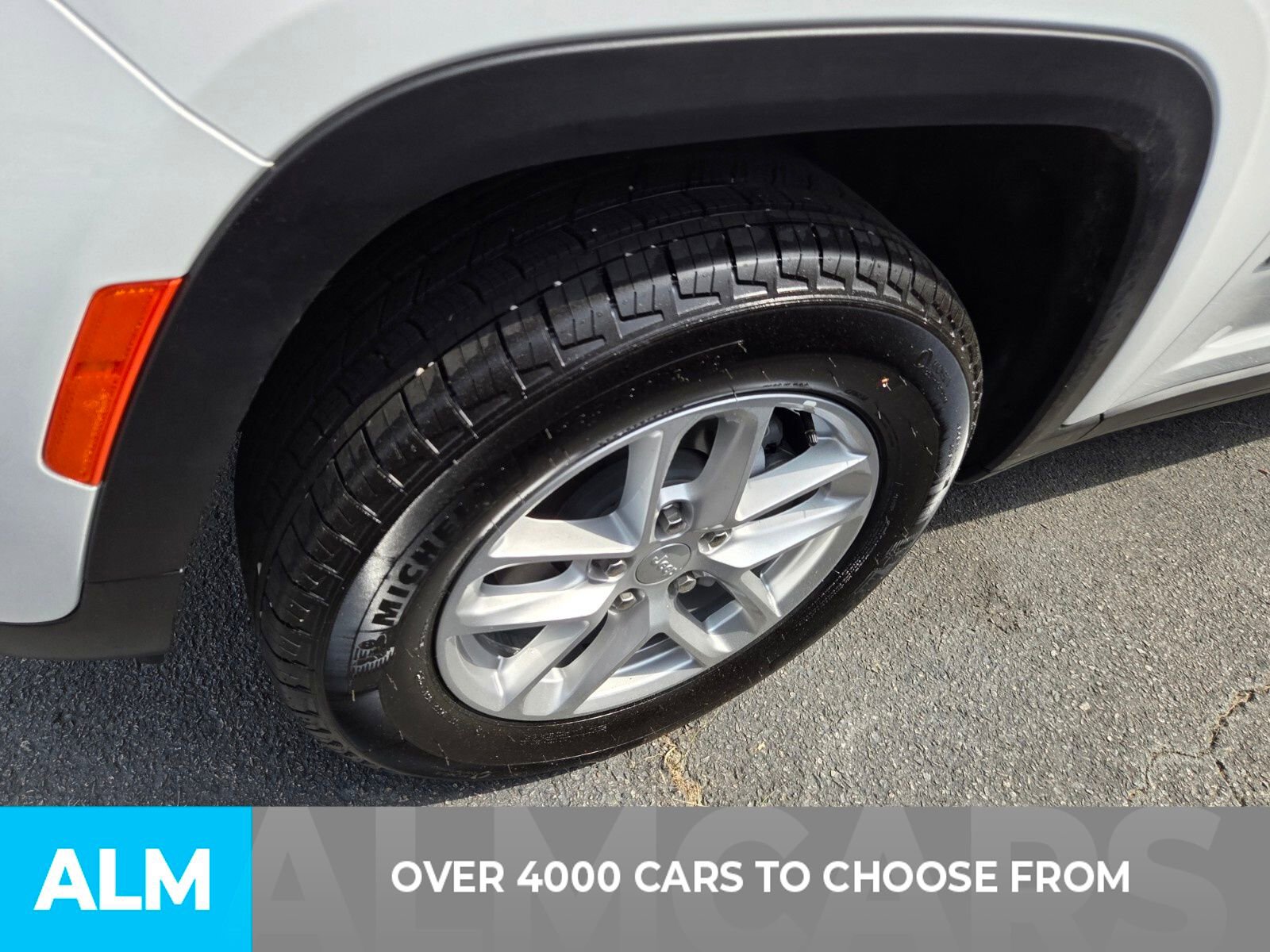 Used 2025 Jeep Grand Cherokee Laredo X w/ Luxury Tech Group I image 3