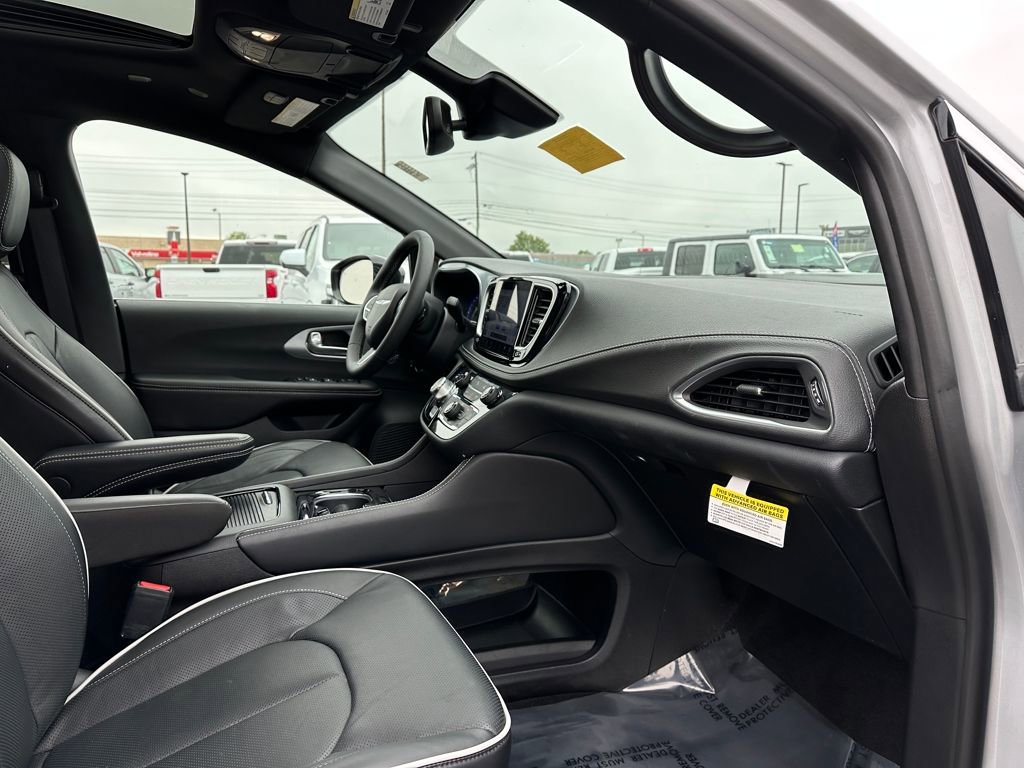 Used 2026 Chrysler Pacifica Limited FWD image 22