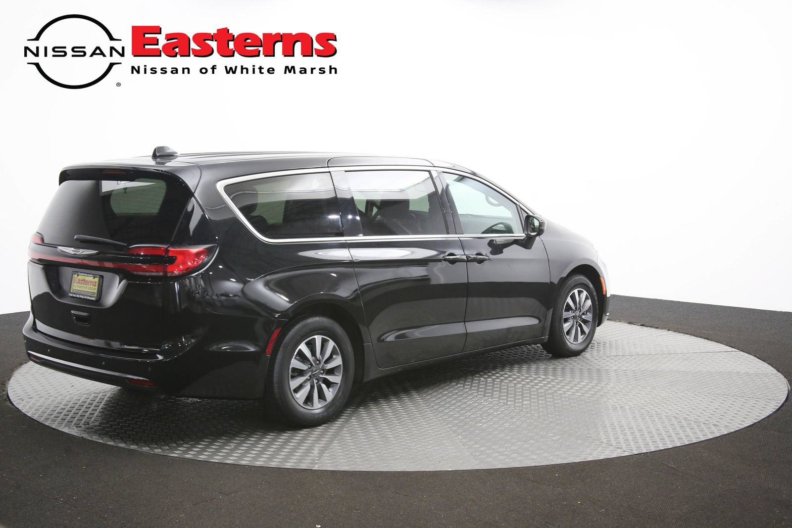 Used 2023 Chrysler Pacifica Touring-L FWD image 43