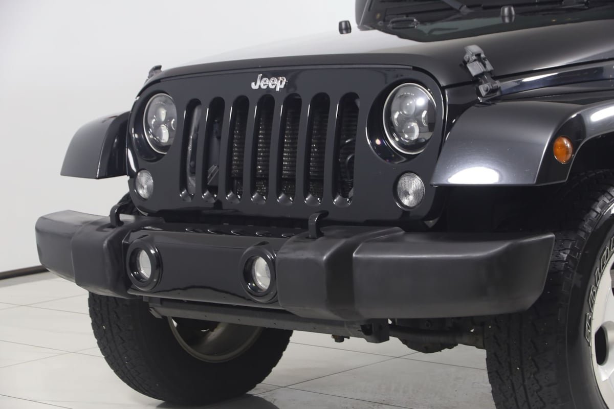Used 2015 Jeep Wrangler Unlimited Sahara w/ Connectivity Group AWD/4WD image 42