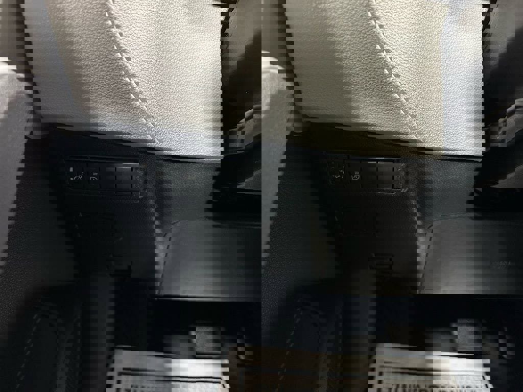 Used 2025 Toyota Corolla Cross L image 17