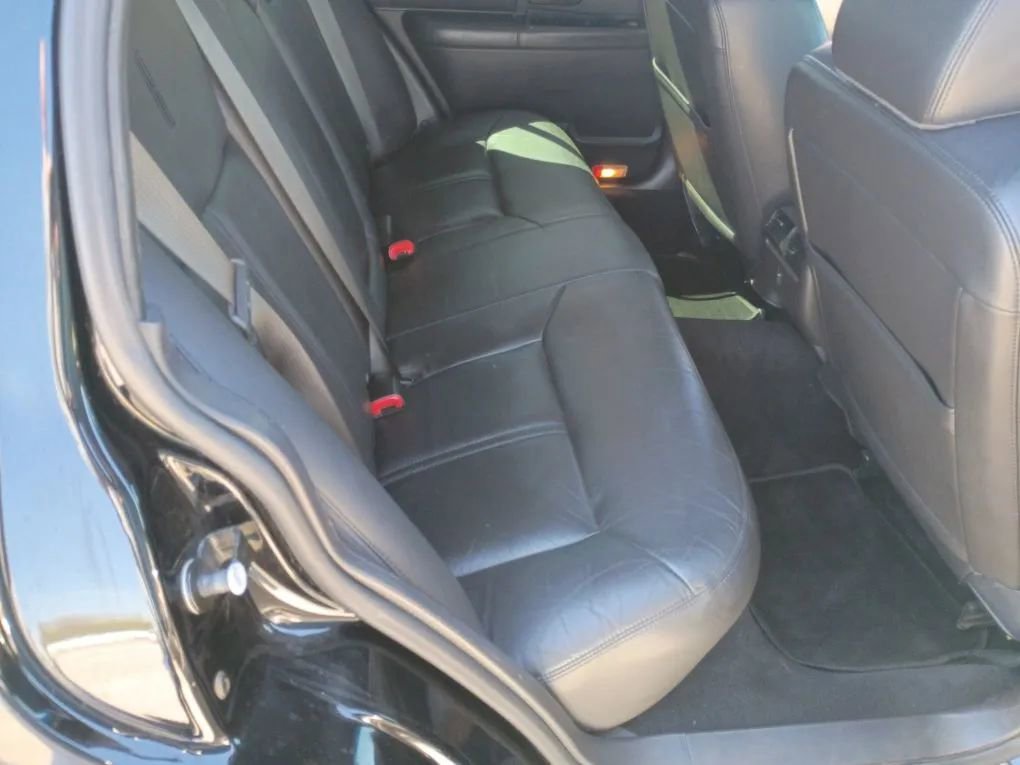 Used 2011 Lincoln Town Car Signature Limited image 18