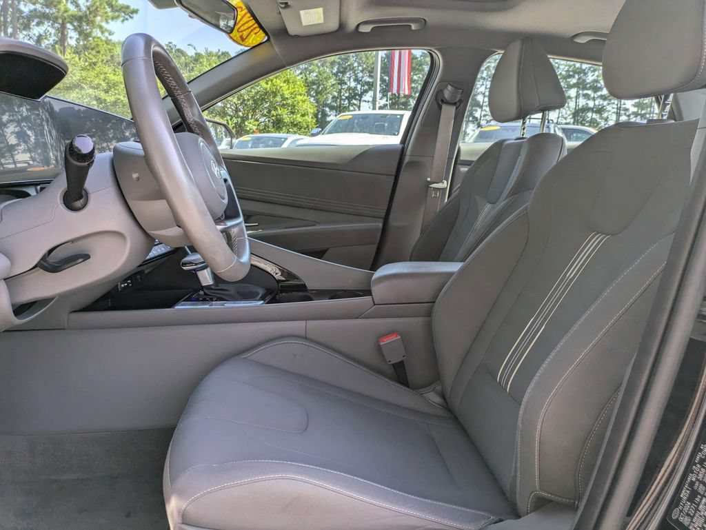 Used 2025 Hyundai Elantra SEL FWD image 19