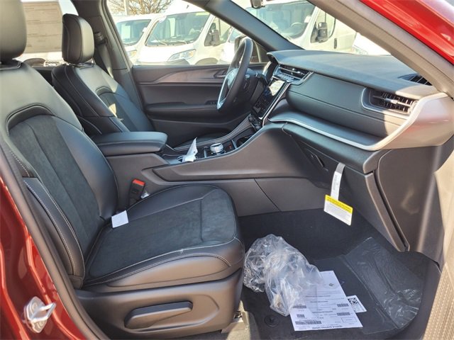 New 2025 Jeep Grand Cherokee Altitude image 15