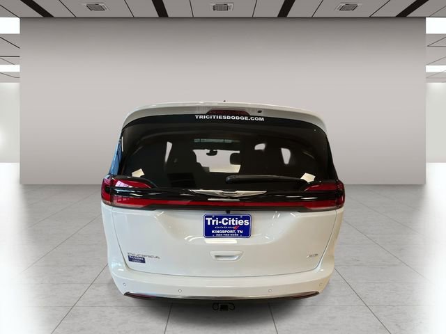 New 2026 Chrysler Pacifica Pinnacle w/ Trailer Tow Group AWD/4WD image 4