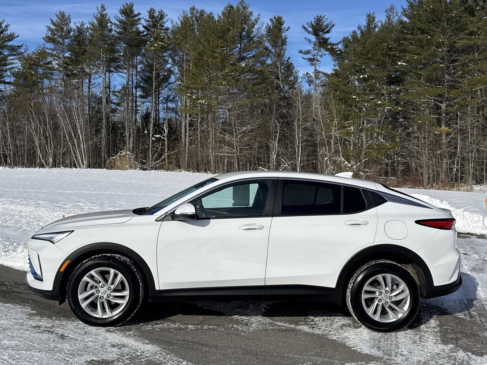 Used 2024 Buick Envista Preferred w/ Advanced Safety Package image 3