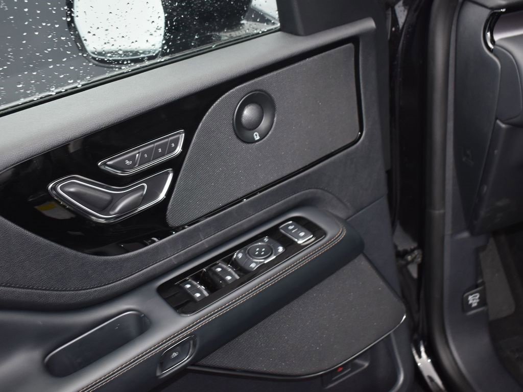 Used 2025 Lincoln Aviator AWD w/ Jet Appearance Package image 6