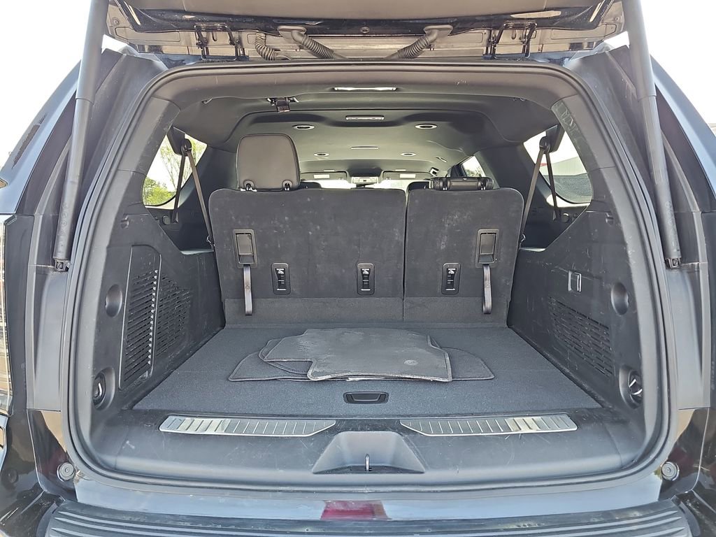 Used 2025 Chevrolet Suburban Z71 image 16