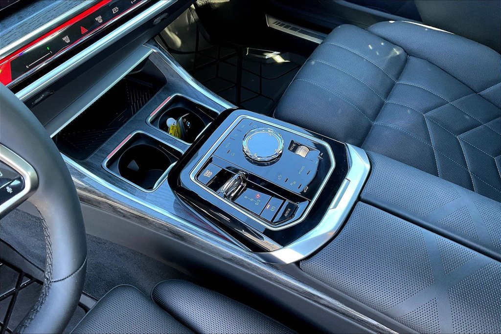 Used 2025 BMW 760i xDrive w/ Premium Package AWD/4WD image 18