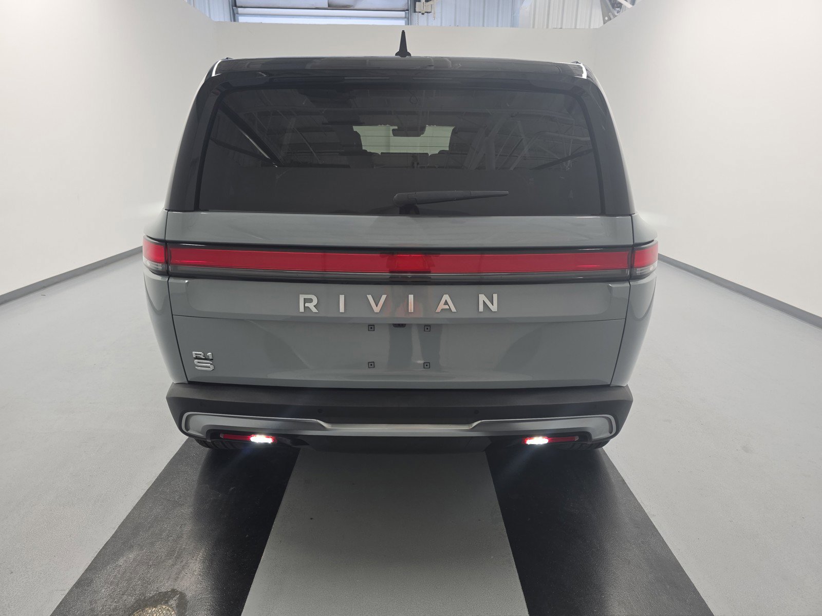 Used 2024 Rivian R1S Adventure image 4
