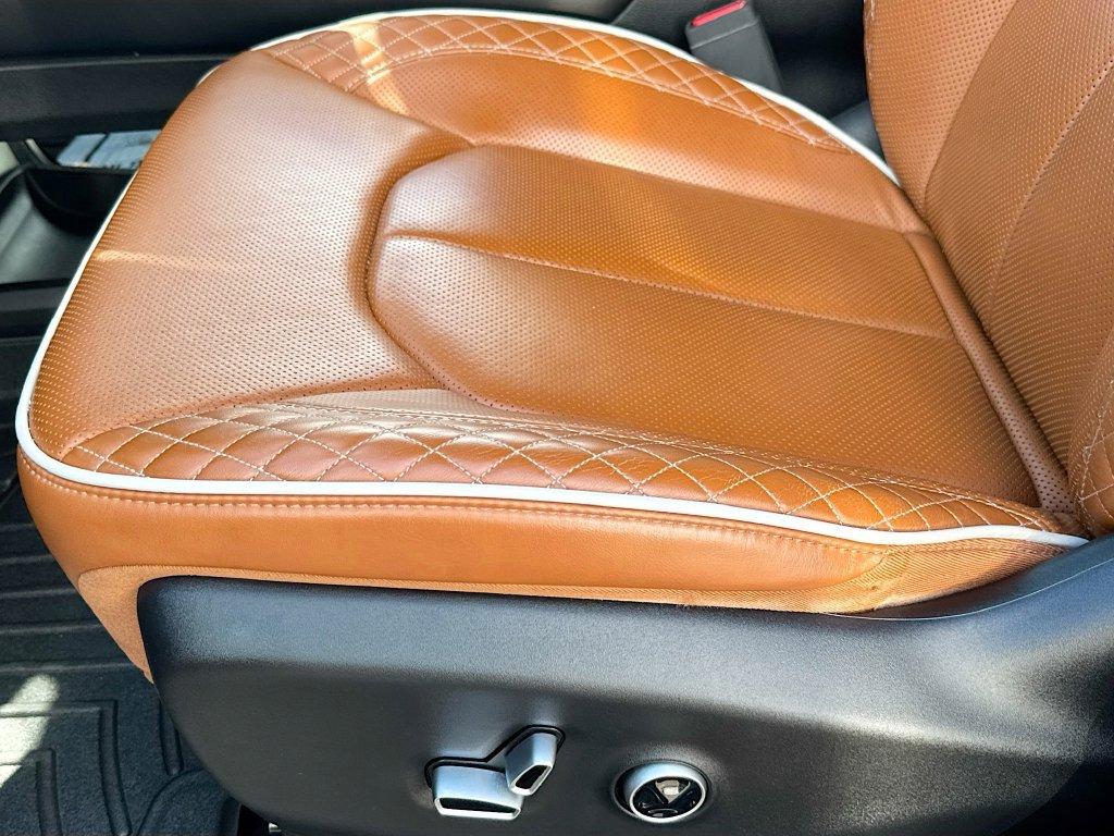 Used 2024 Chrysler Pacifica Pinnacle FWD image 22