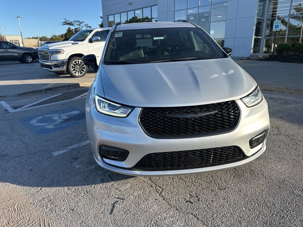 New 2026 Chrysler Pacifica Select FWD image 9