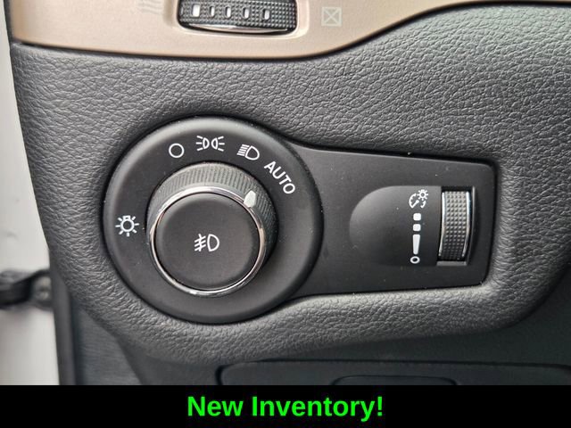 Used 2018 Jeep Cherokee Latitude w/ Altitude Package FWD image 20