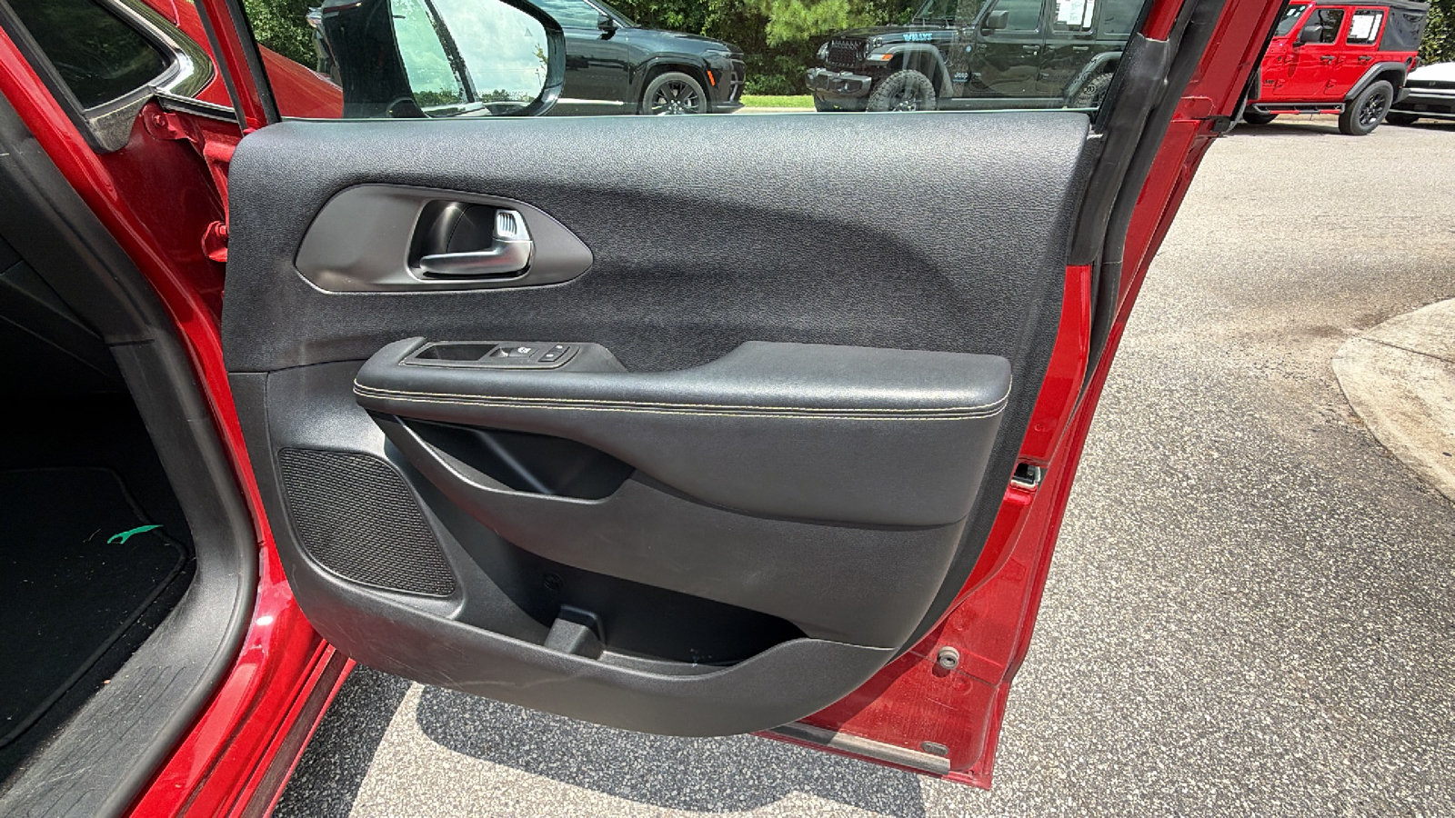 Used 2025 Chrysler Pacifica Select FWD image 18