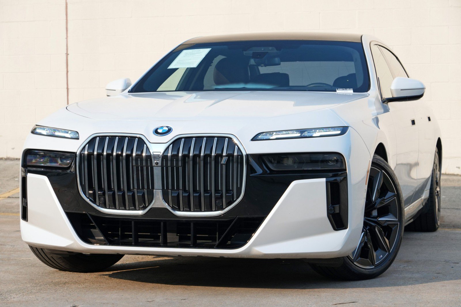 Used 2023 BMW i7 xDrive60 w/ Executive Package 2 AWD/4WD image 3