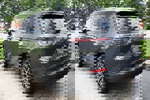 Used 2022 Jeep Grand Cherokee L Laredo image 7