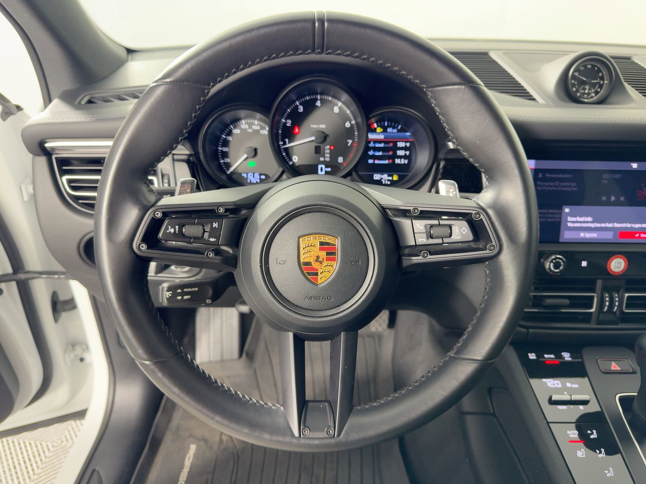 Certified 2022 Porsche Macan AWD/4WD image 17