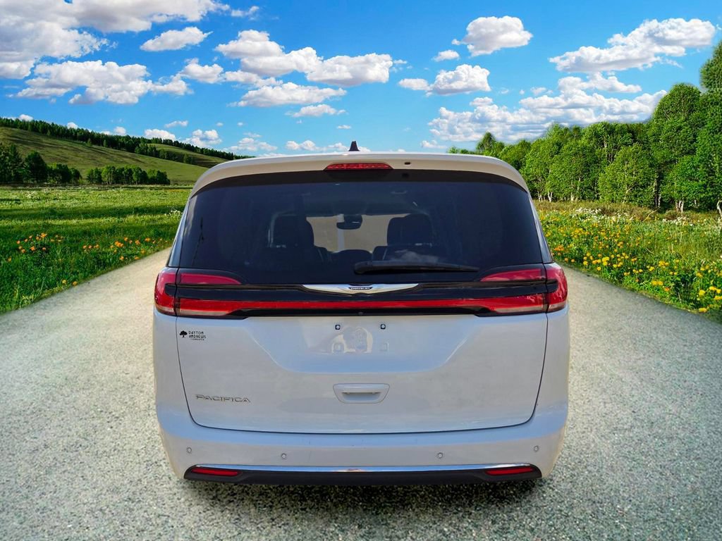 Used 2023 Chrysler Pacifica Touring-L FWD image 5
