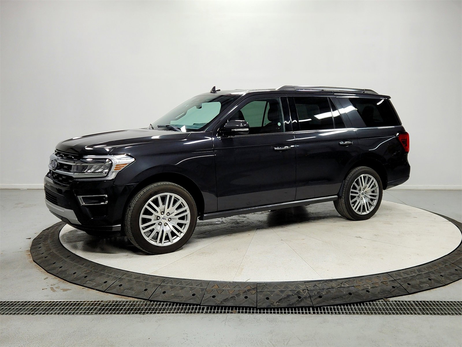 Used 2024 Ford Expedition Limited image 3
