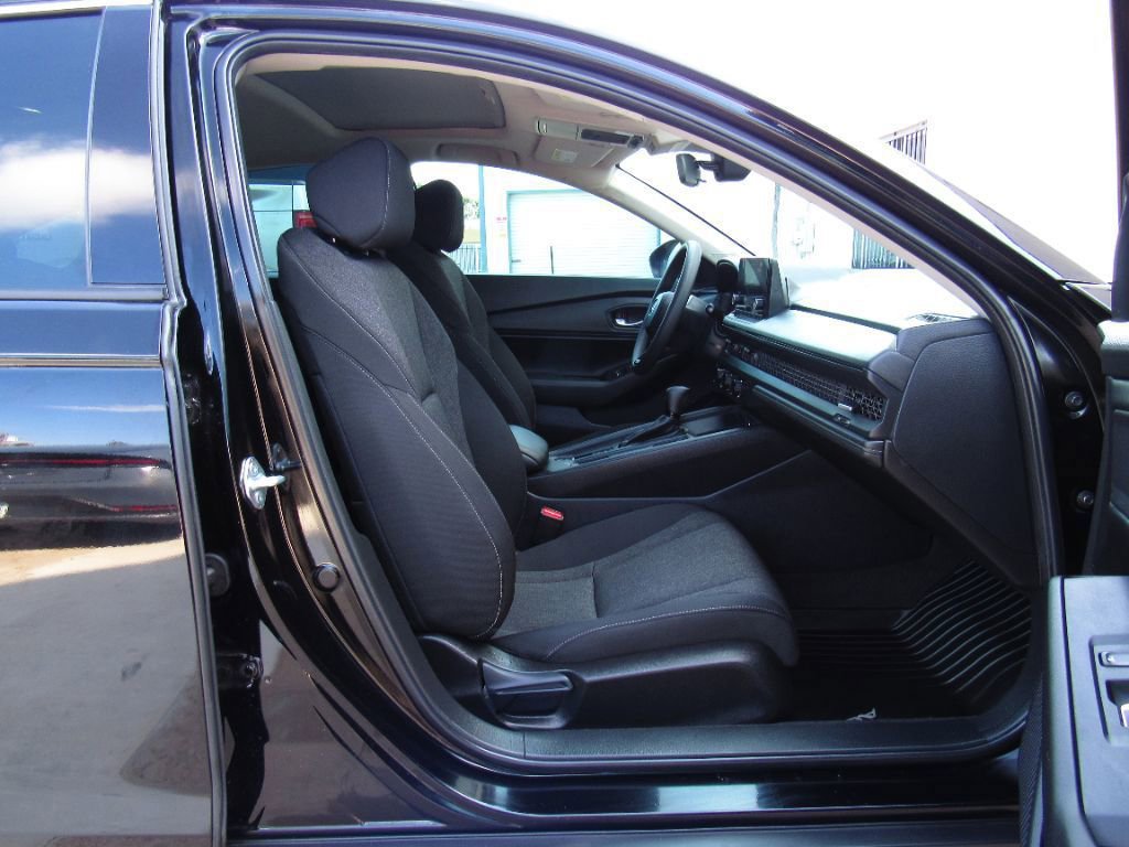 Used 2025 Honda Accord SE image 11