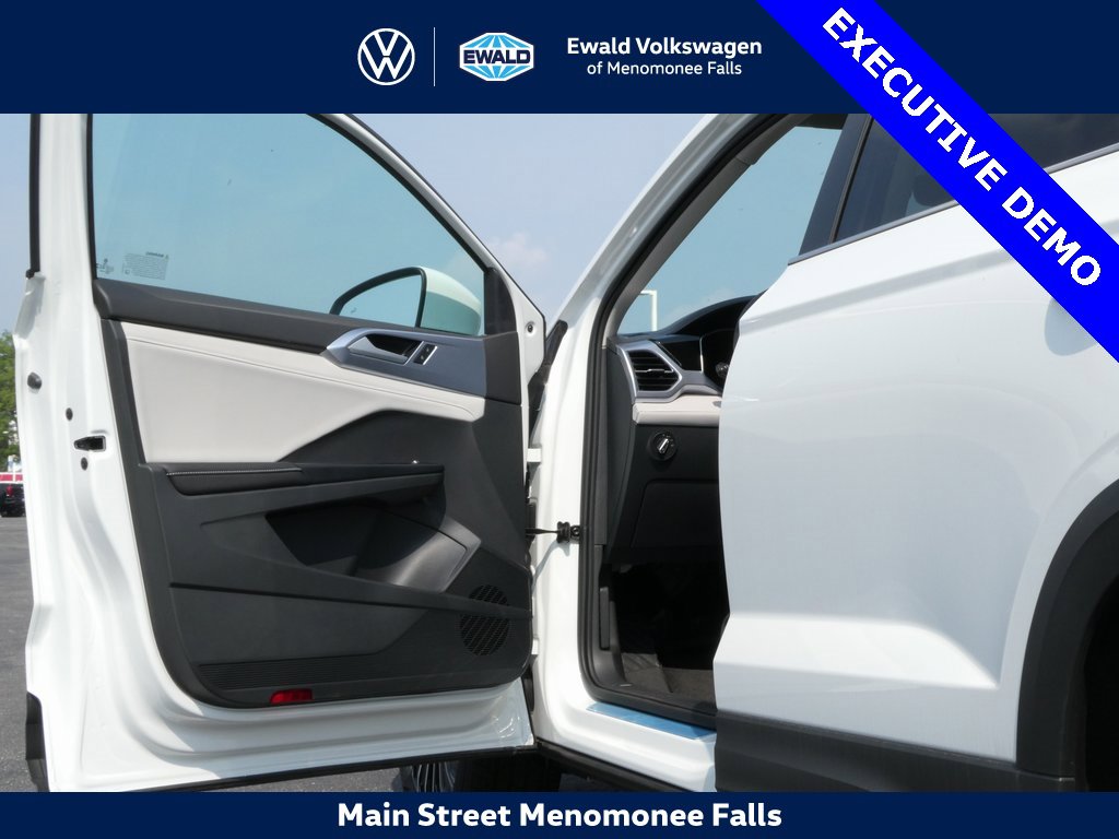 Used 2025 Volkswagen Taos SE image 25