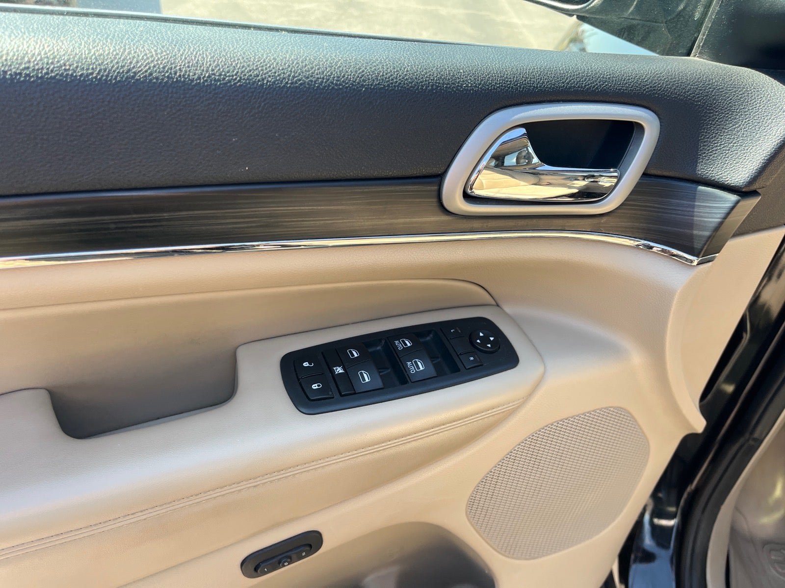 Used 2020 Jeep Grand Cherokee Limited AWD/4WD image 10