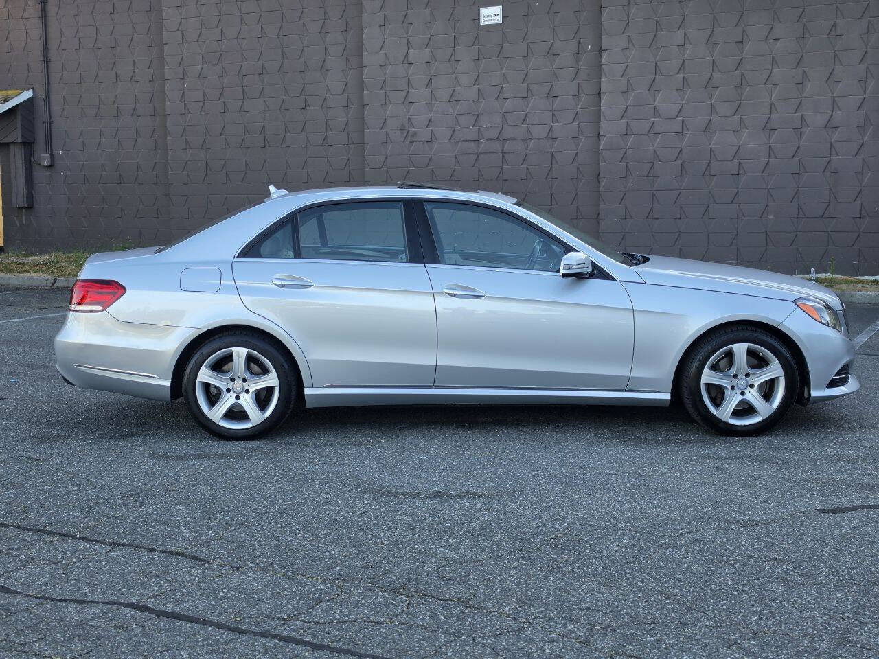 Used 2014 Mercedes-Benz E 350 4MATIC Sedan image 4