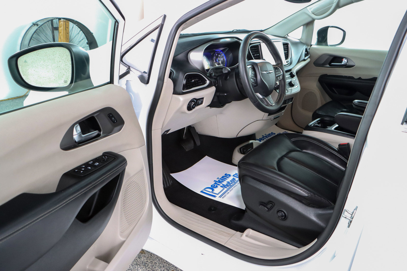 Used 2023 Chrysler Pacifica Touring-L image 3