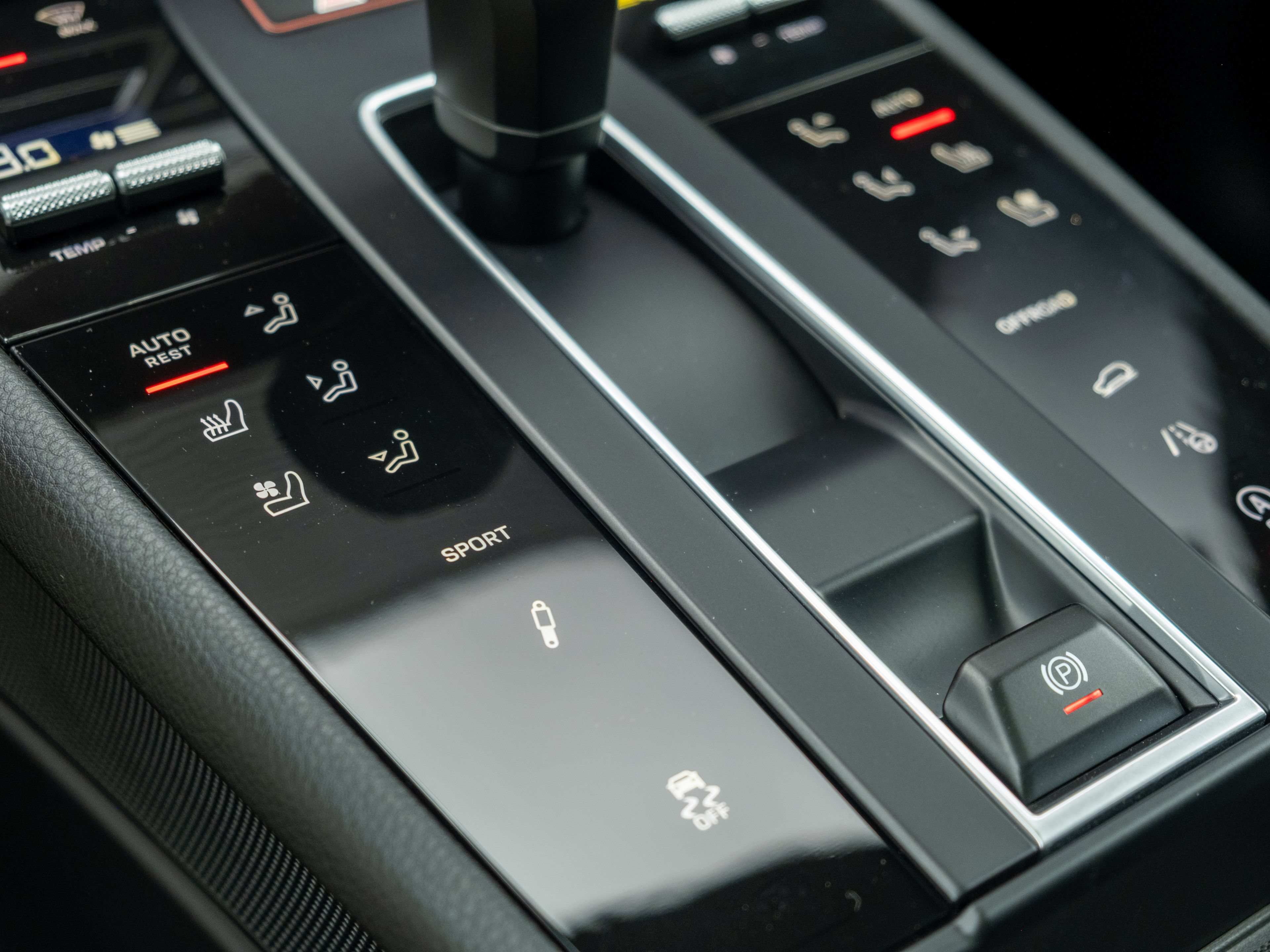Certified 2025 Porsche Macan S AWD/4WD image 34