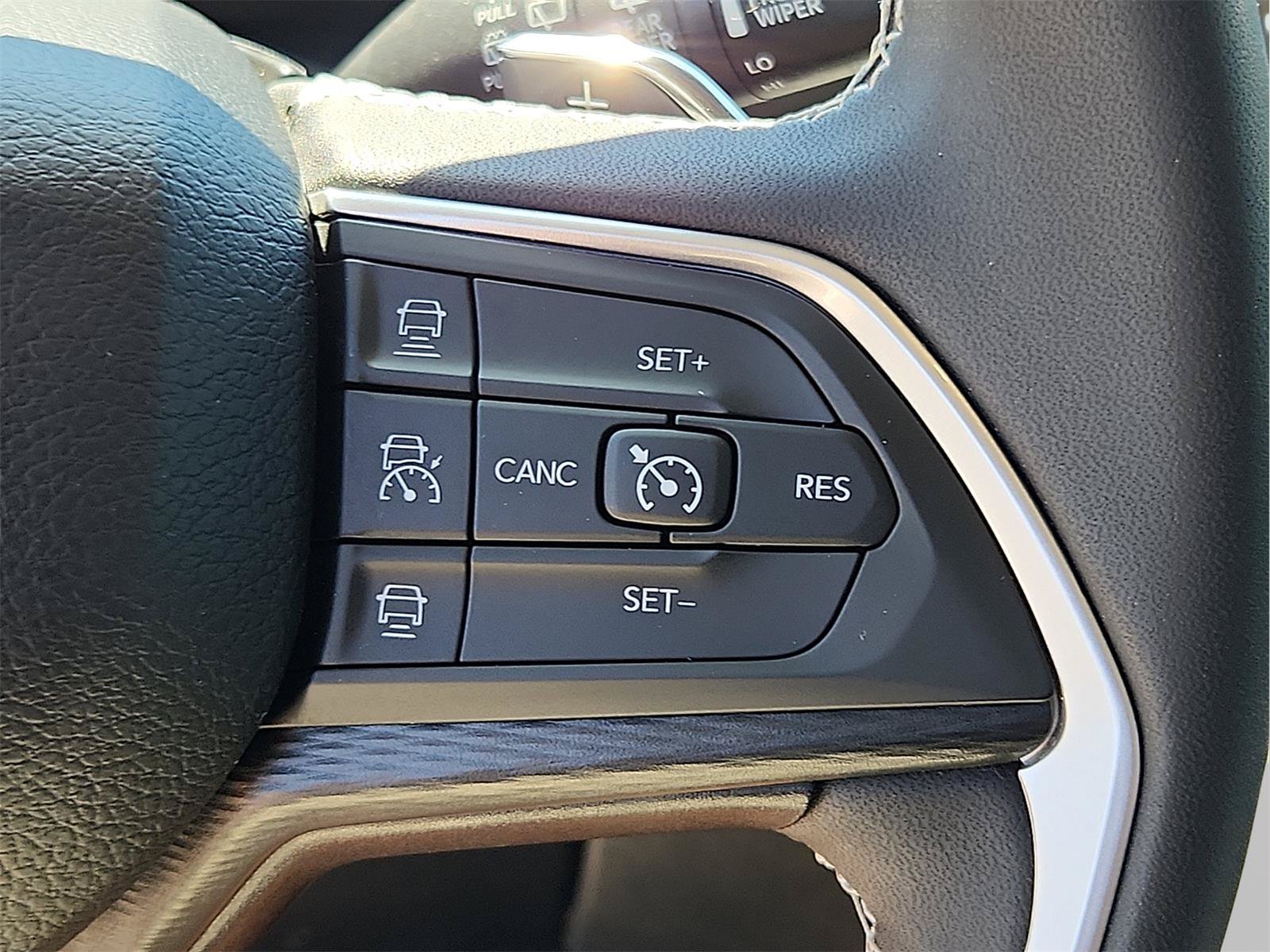 Used 2023 Jeep Grand Cherokee Laredo AWD/4WD image 21
