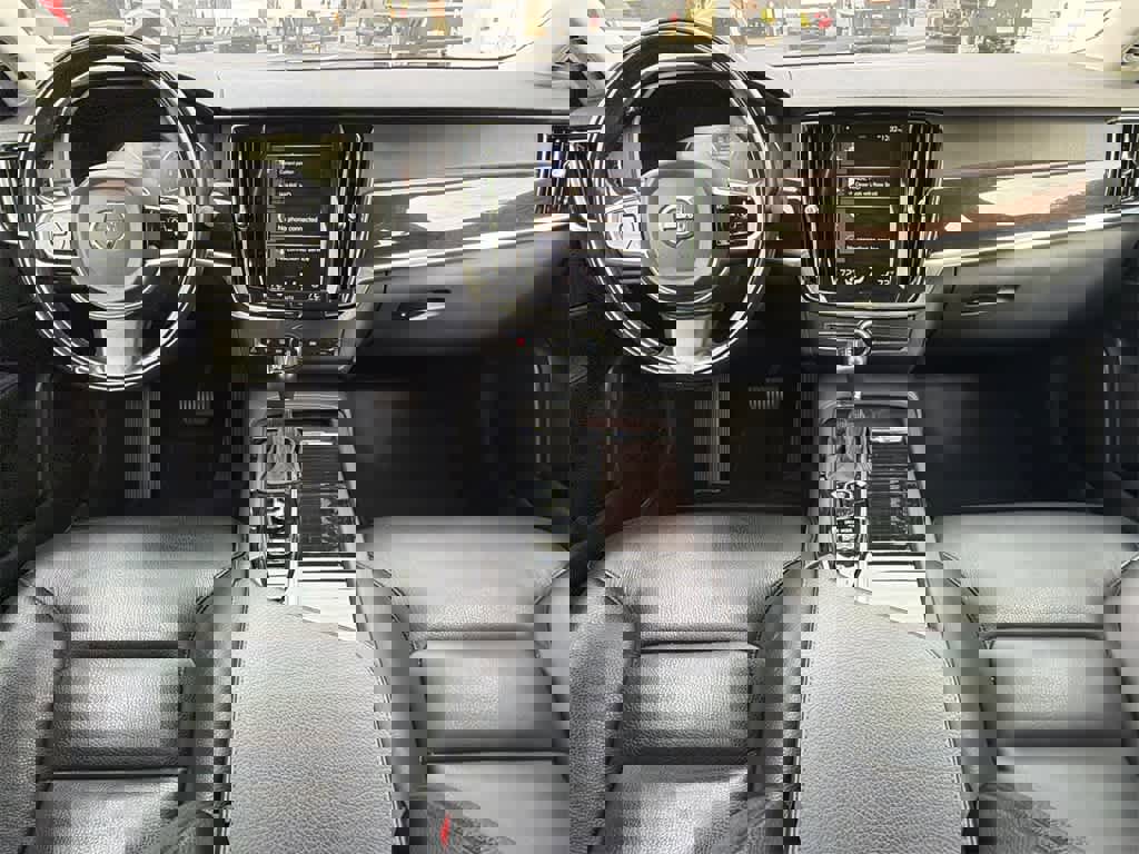 Used 2018 Volvo S90 T6 Momentum w/ Convenience Package image 20