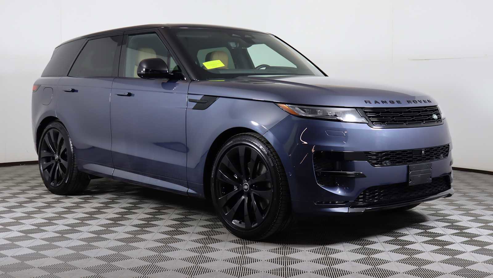 Used 2025 Land Rover Range Rover Sport Dynamic SE image 3