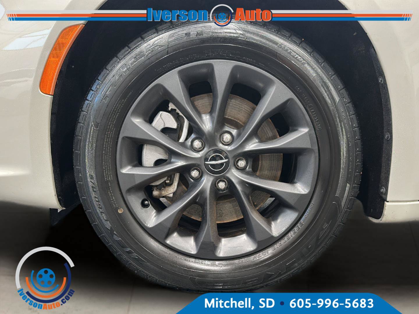 Used 2021 Chrysler Pacifica Touring-L w/ S Appearance Package AWD/4WD image 9