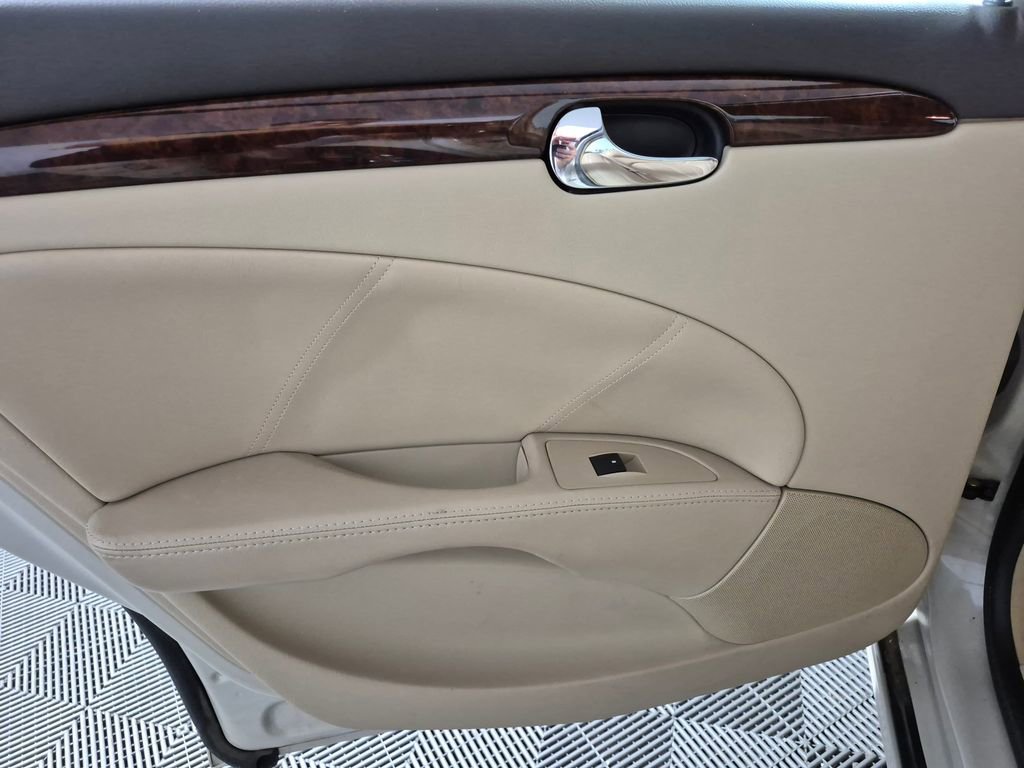Used 2010 Buick Lucerne CXL FWD image 22