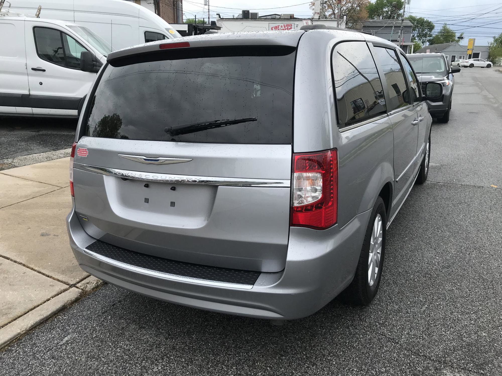 Used 2016 Chrysler Town & Country Touring FWD image 7
