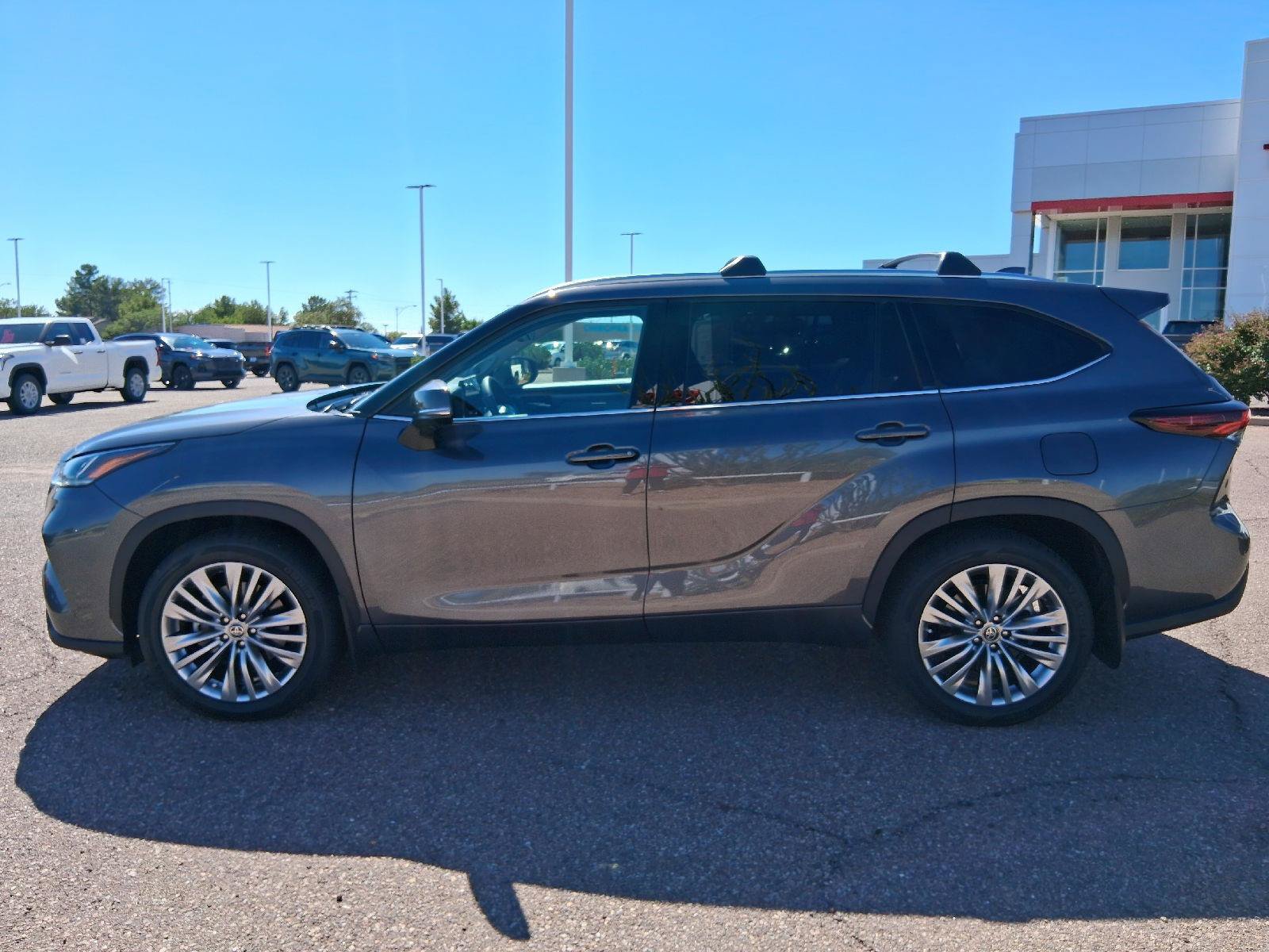 Certified 2024 Toyota Highlander Platinum AWD/4WD image 3