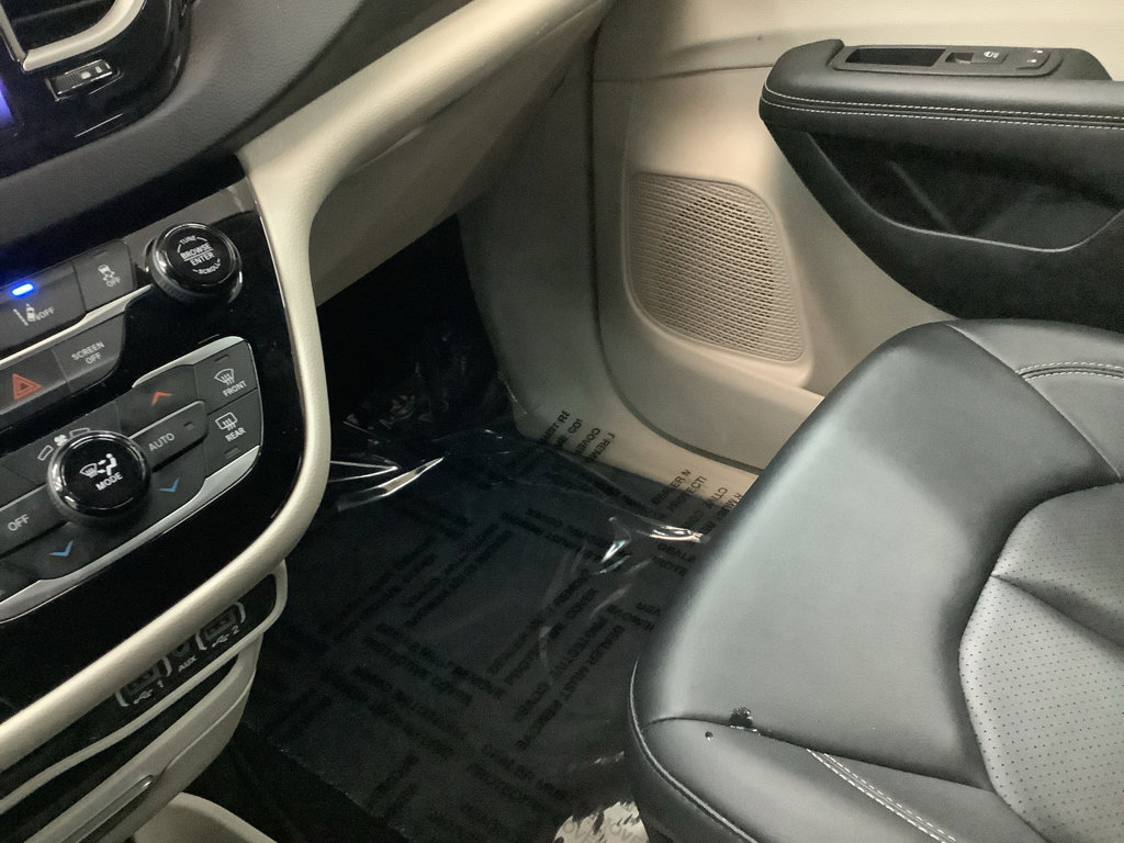 Used 2024 Chrysler Pacifica Touring-L image 25