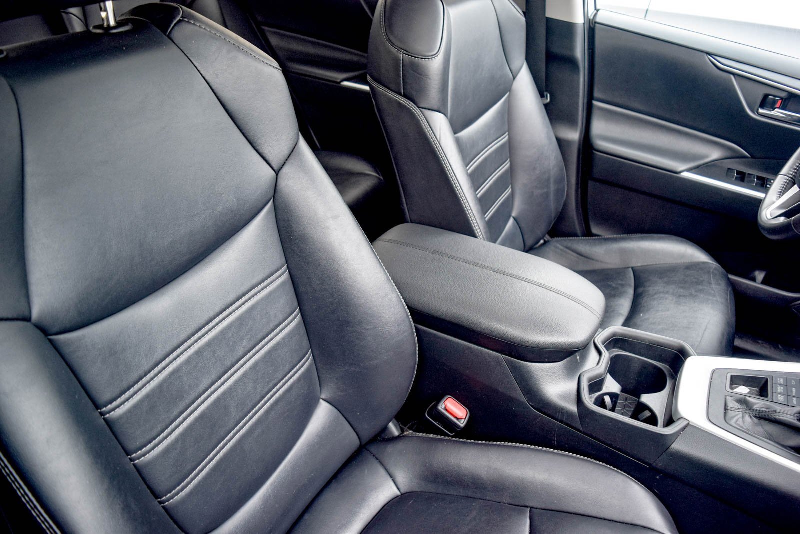 Used 2020 Toyota RAV4 XLE Premium image 6