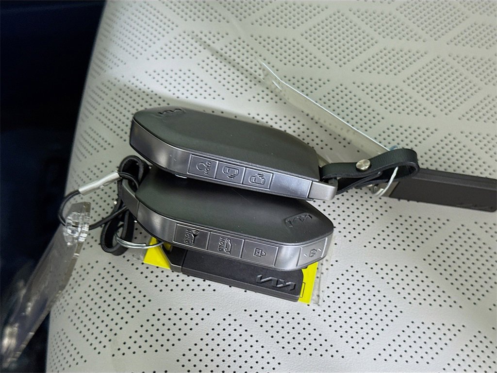 Used 2026 Kia Carnival EX image 36