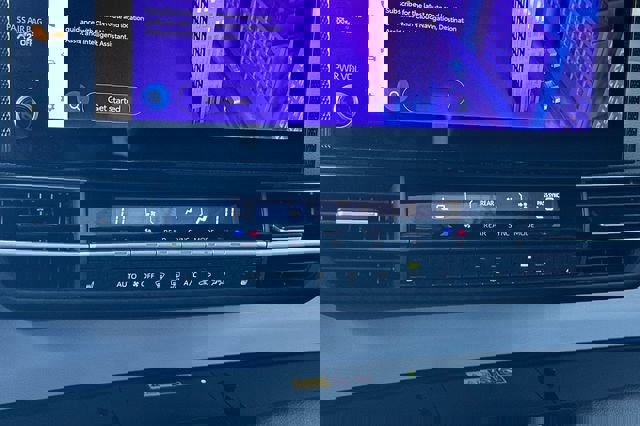 Used 2025 Toyota Sienna XLE image 25