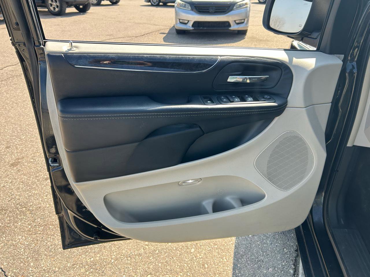 Used 2015 Chrysler Town & Country Touring image 15