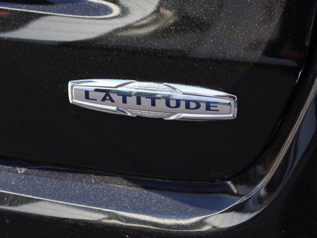 Used 2025 Jeep Compass Latitude w/ Sun & Sound Group image 17