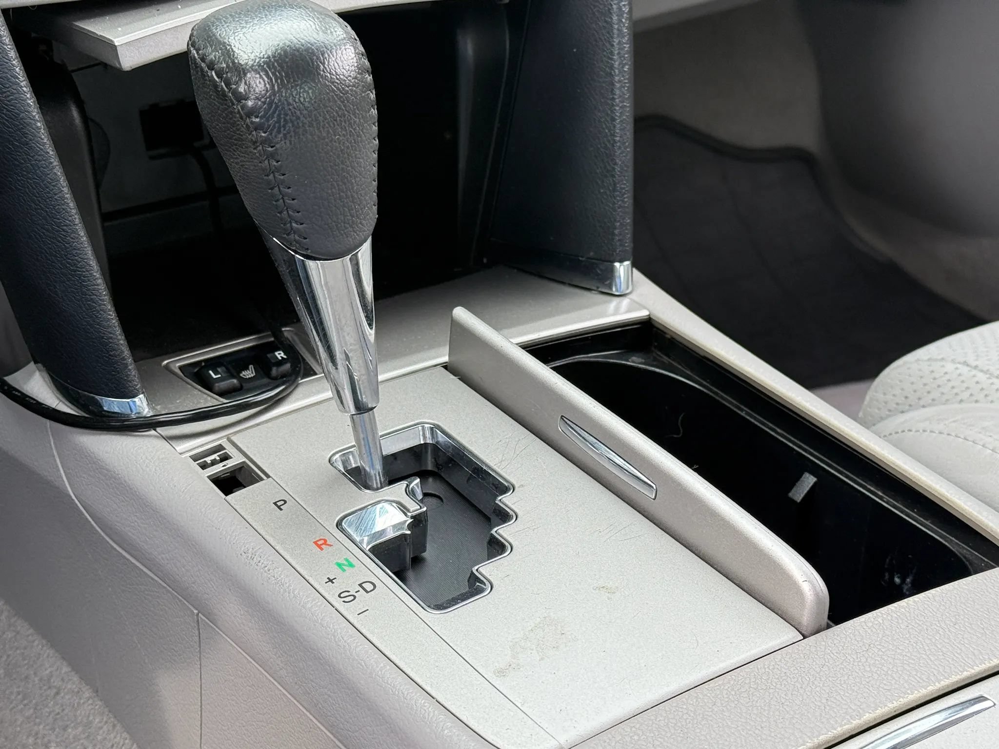 Used 2010 Toyota Camry SE FWD image 28