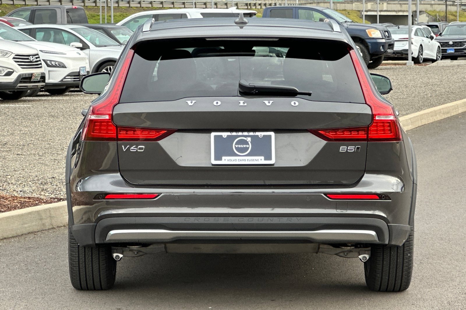 Used 2025 Volvo V60 B5 Cross Country Plus image 4