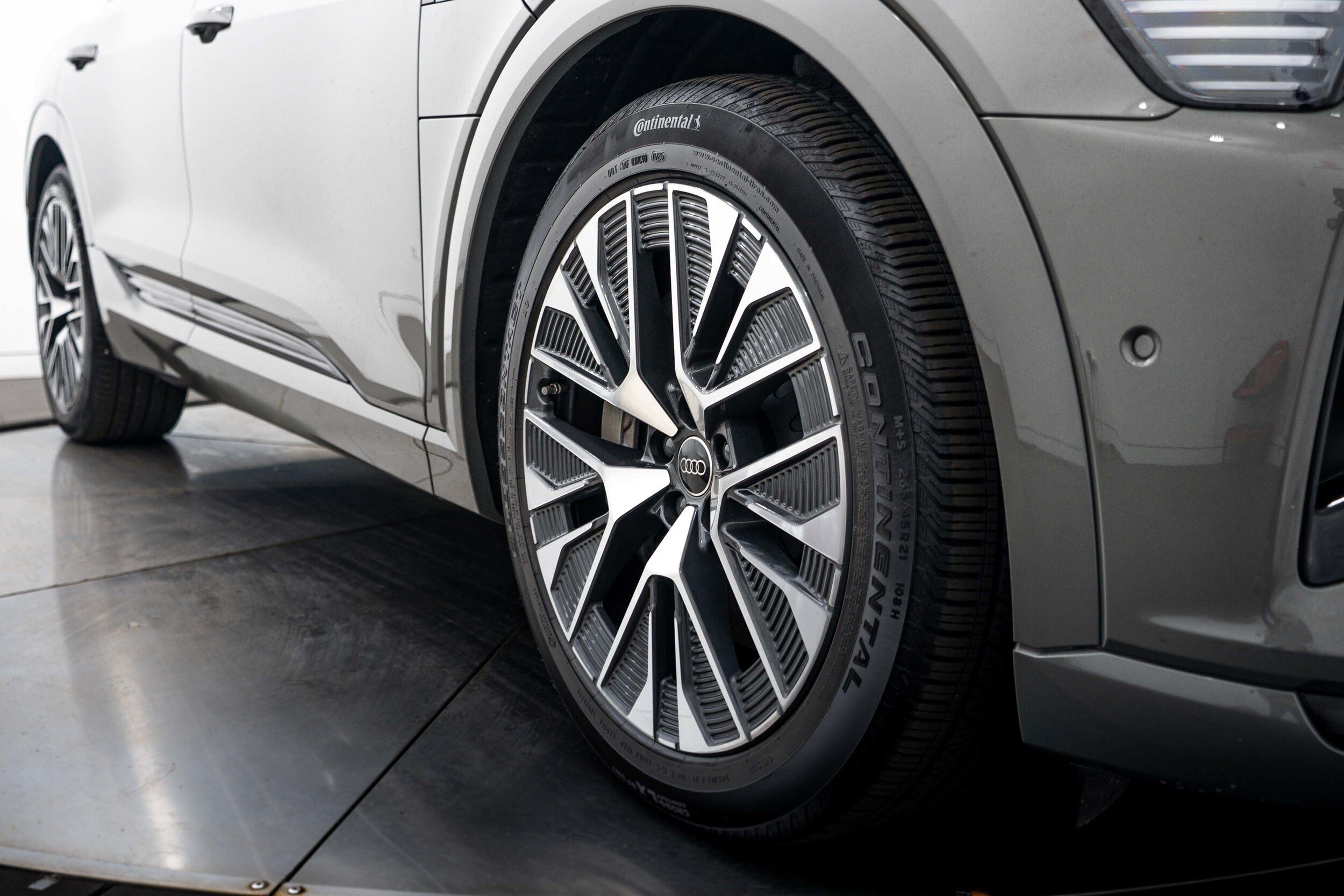 Certified 2024 Audi Q8 e-tron Prestige AWD/4WD image 23