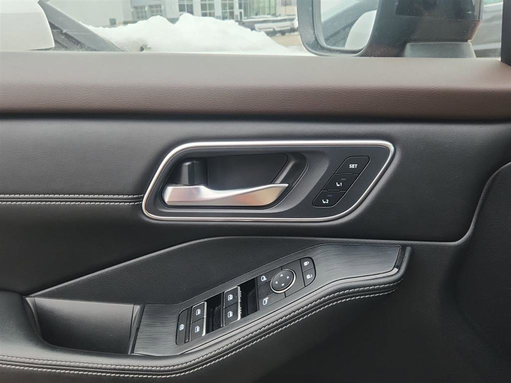 Used 2021 Nissan Rogue Platinum image 14