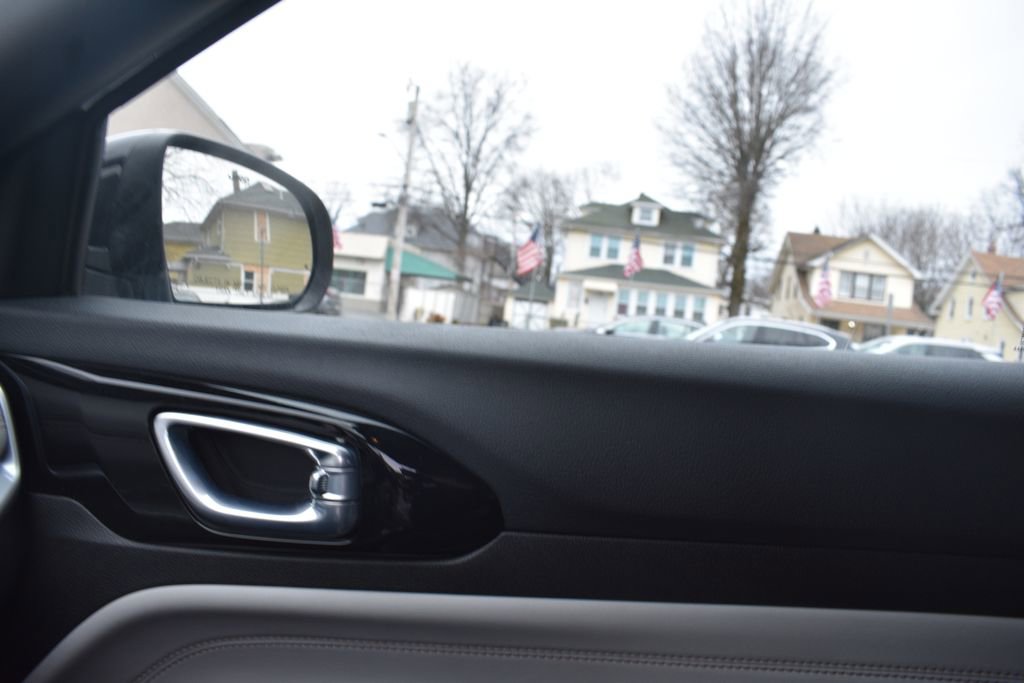 Used 2025 Jeep Compass Limited image 19