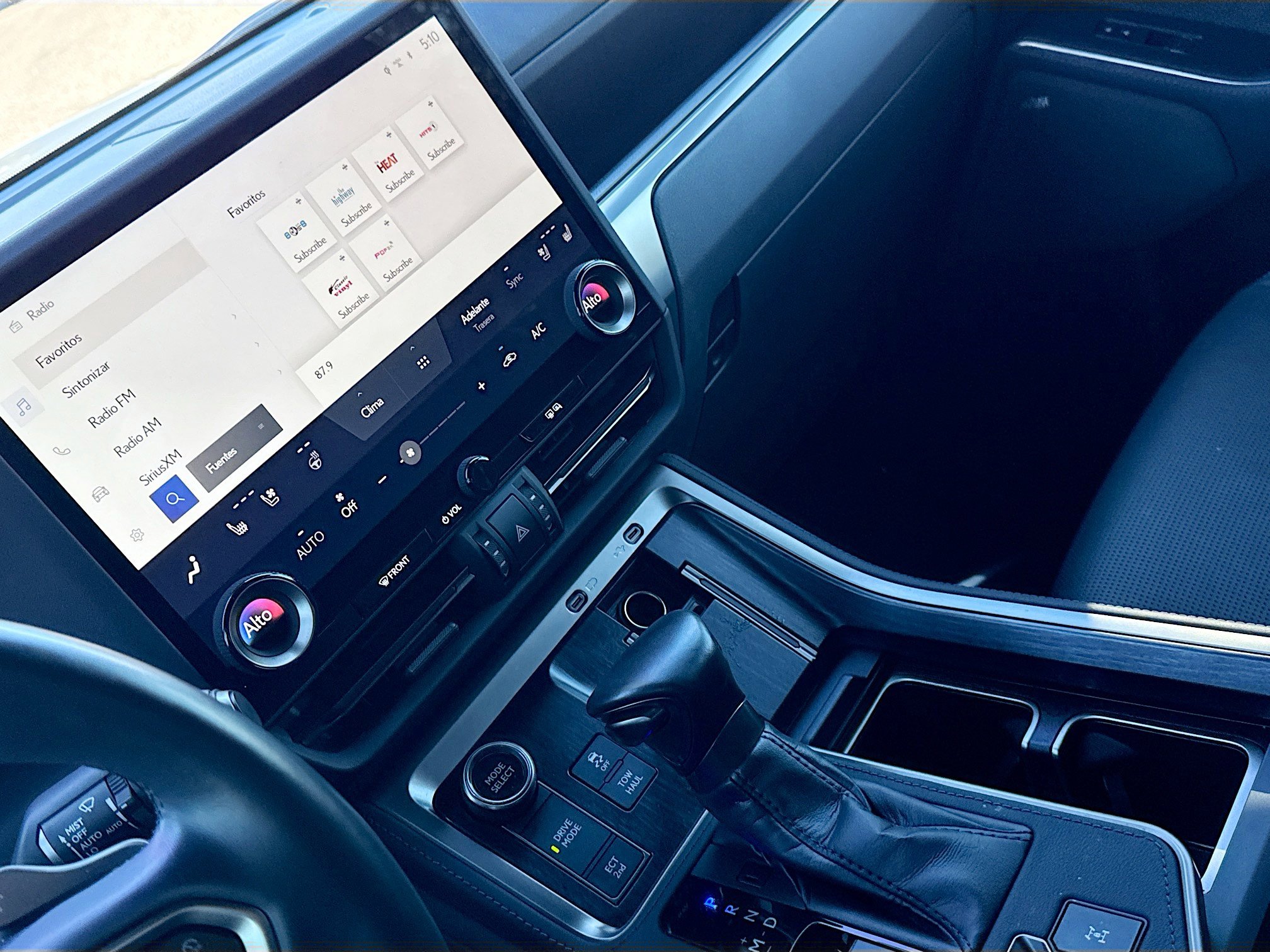 Used 2024 Lexus GX 550 w/ Accessory Package (Z1) image 29